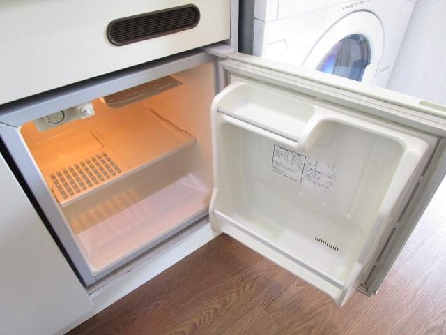 【キッチン】　キッチン下にはミニ冷蔵庫がございます