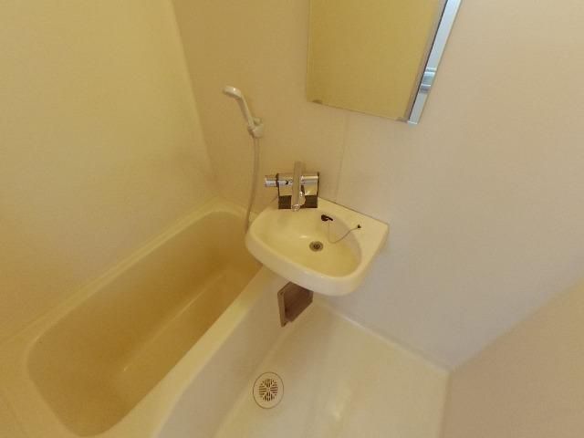 【バス】　広めのバスルーム　浴室水栓交換いたしました